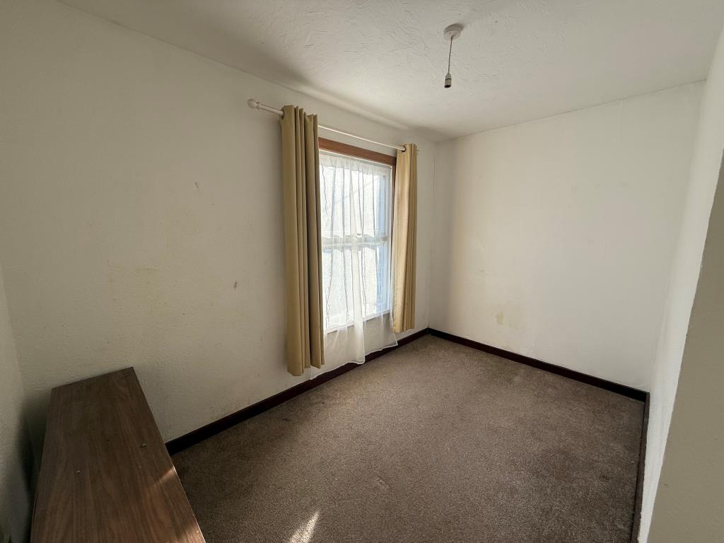 Lot: 141 - DETACHED FOUR-BEDROOM HOUSE FOR IMPROVEMENT - Carpeted 4th bedroom with window